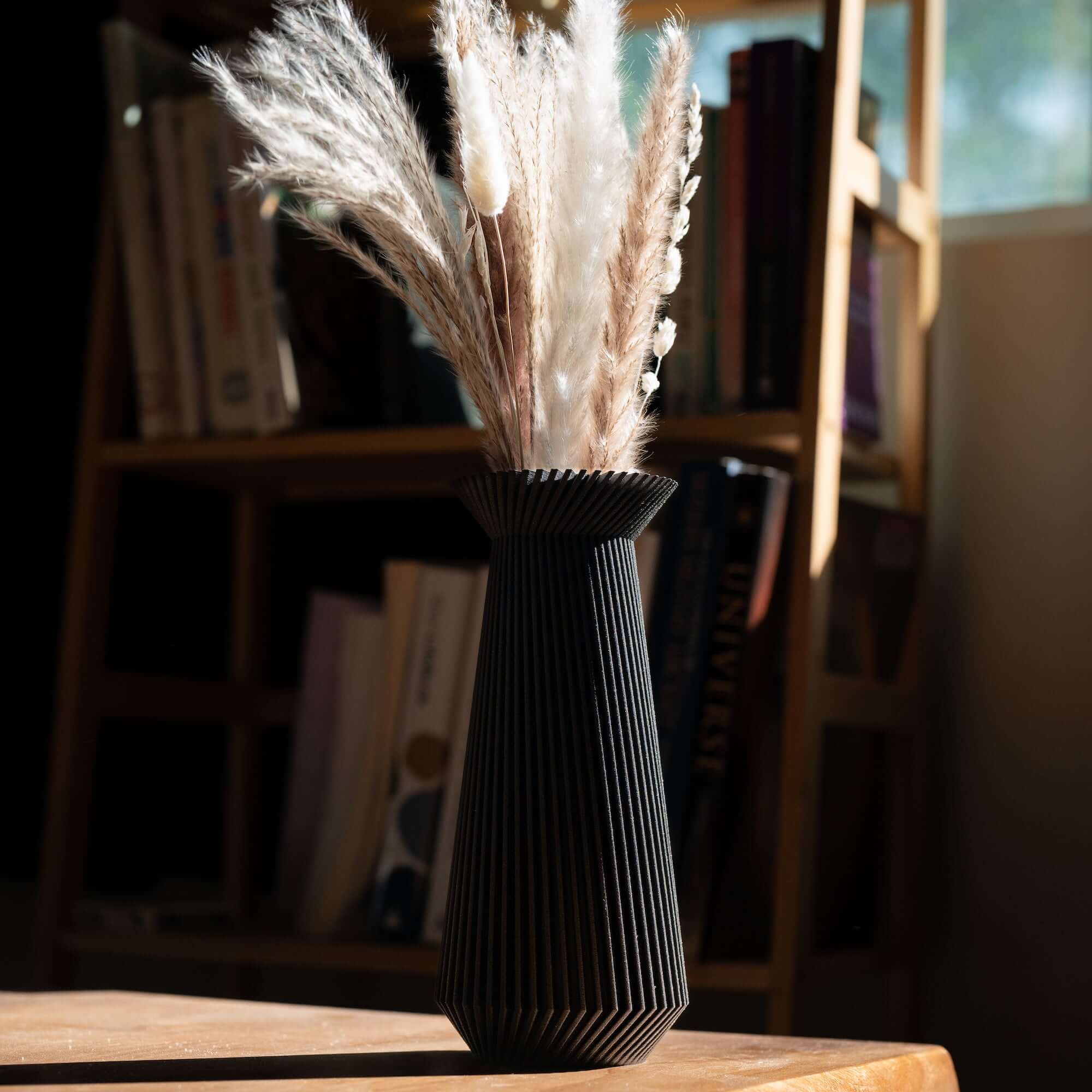 Black vase BANDA by Woodland Pulse.
