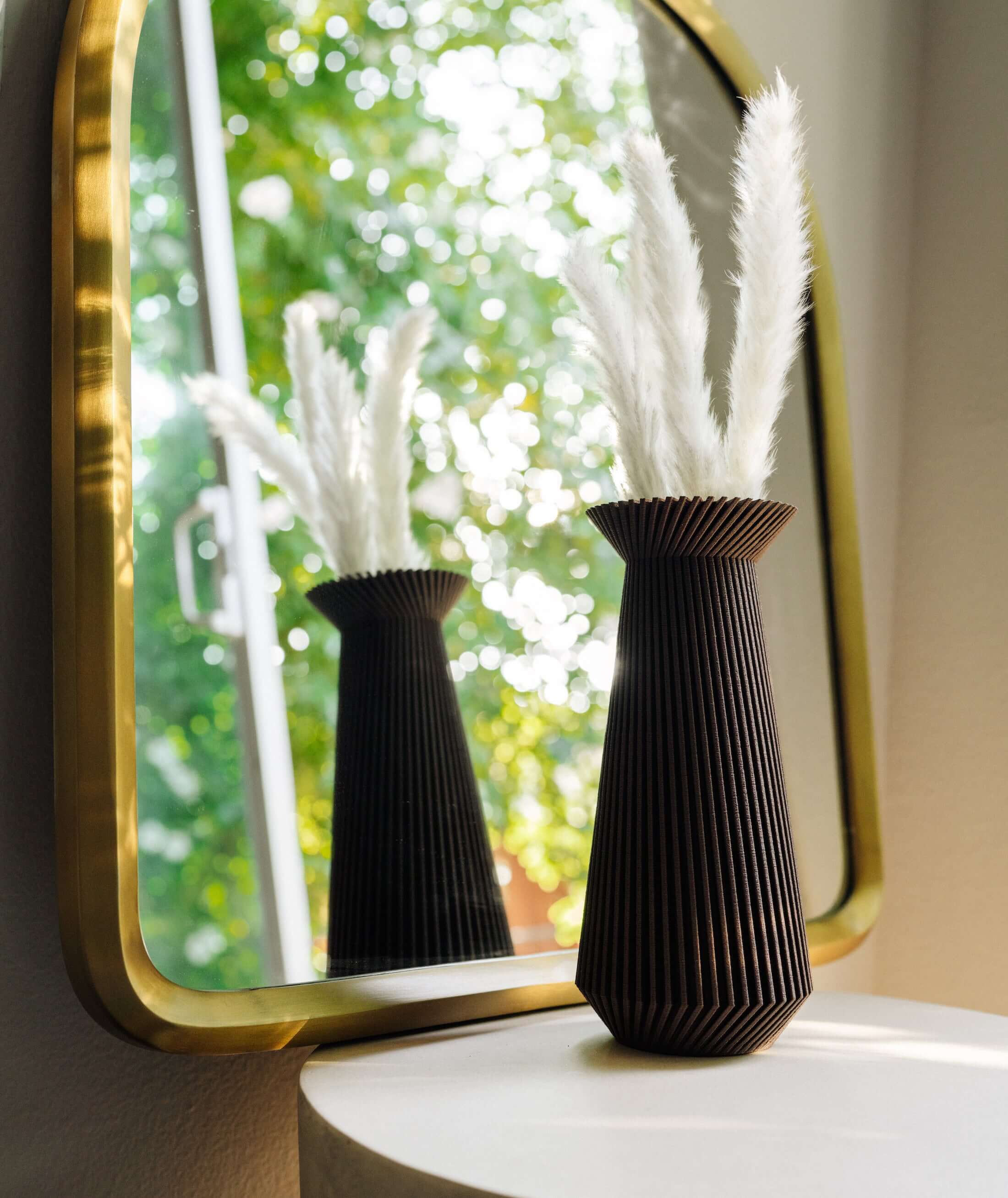 BANDA brown vase with pampas grass.