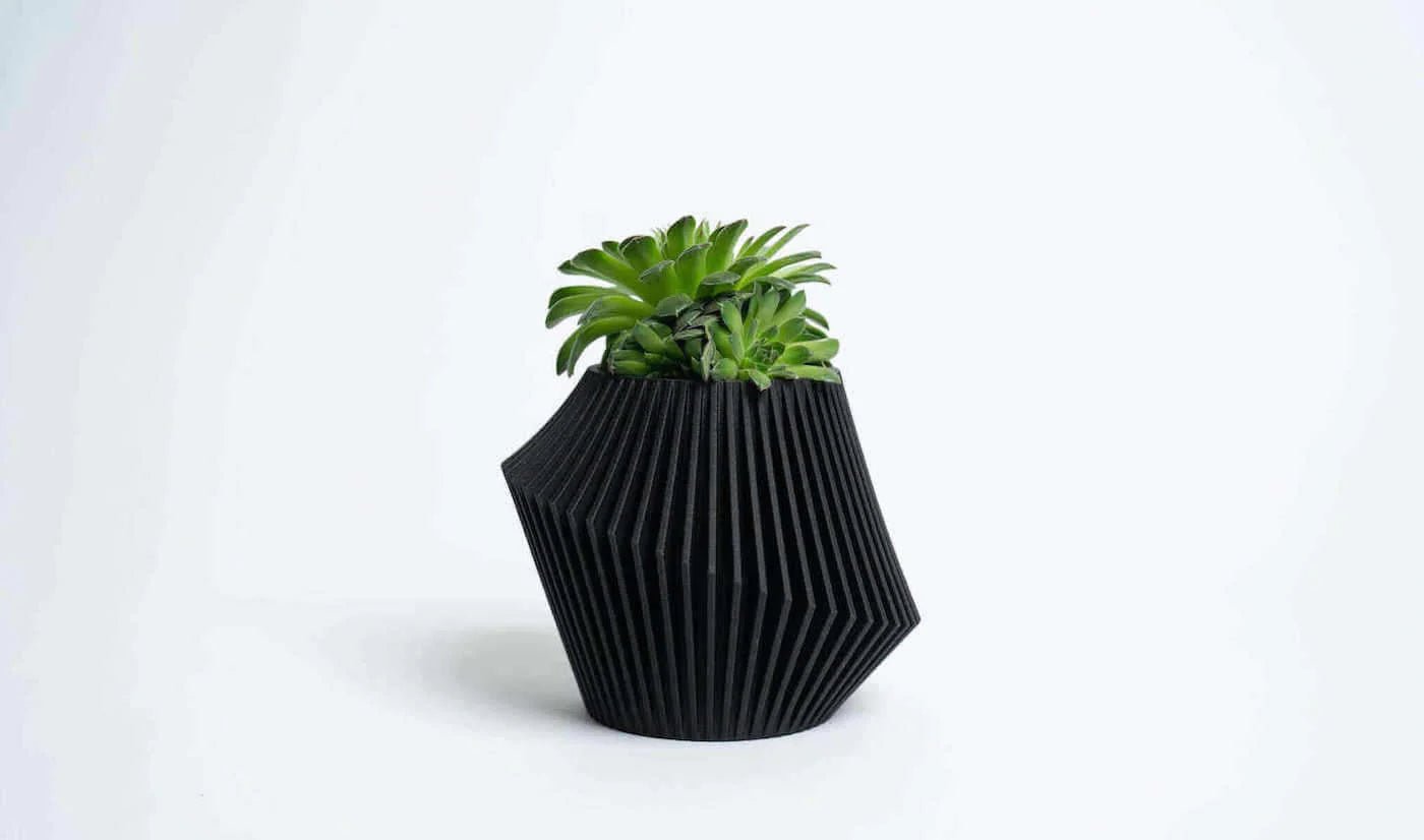 Black plant pot.